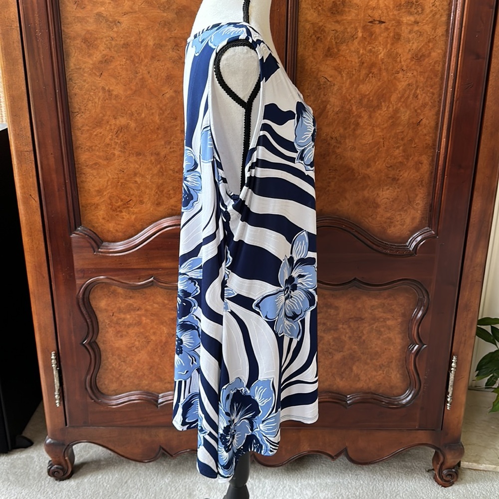 Gorgeous Avenue Floral Tank with Silver Accent (Size 18/20) - Picture 8 of 12